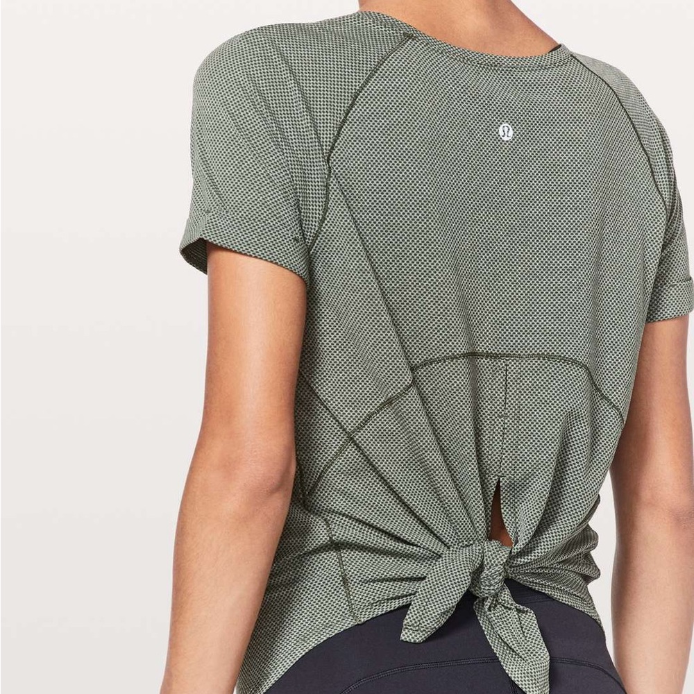 Lululemon Women’s Green Short Sleeve Cuffed Top Shirt Open Tie Back Bottom